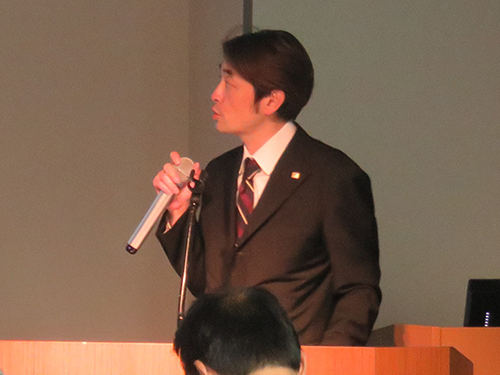 新たなＭ＆Ａ戦略について言及する山野義友社長